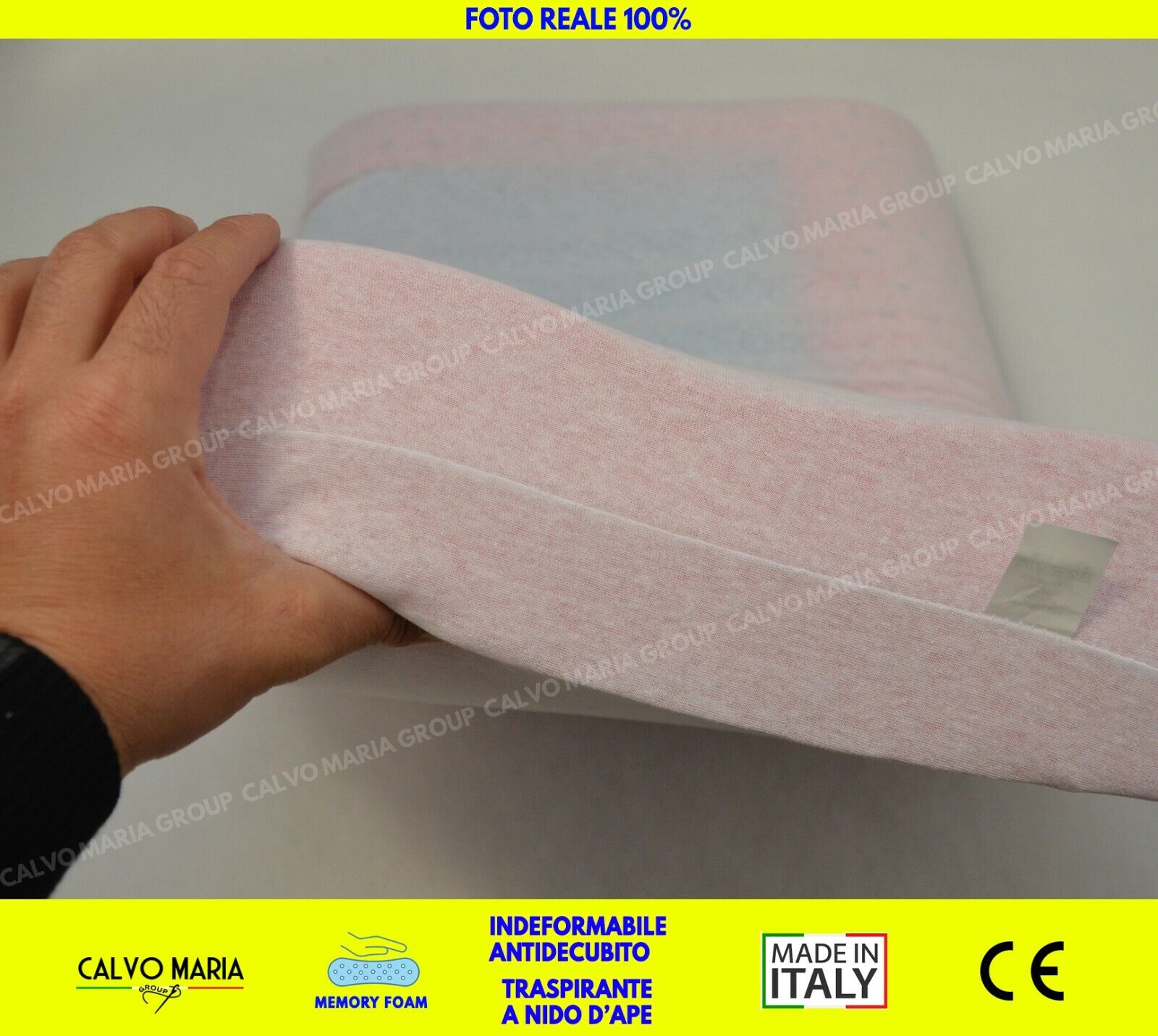 Uomo Che Usando Un Asciugamano Assorbente Per L'essiccamento Della